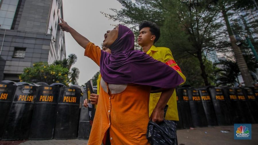 Massa aksi membakar barier di depan Gedung Polda Metro Jaya, Jalan Jendral Sudirman, Jakarta, Jumat (29/8/2025). (CNBC Indonesia/Faisal Rahman)