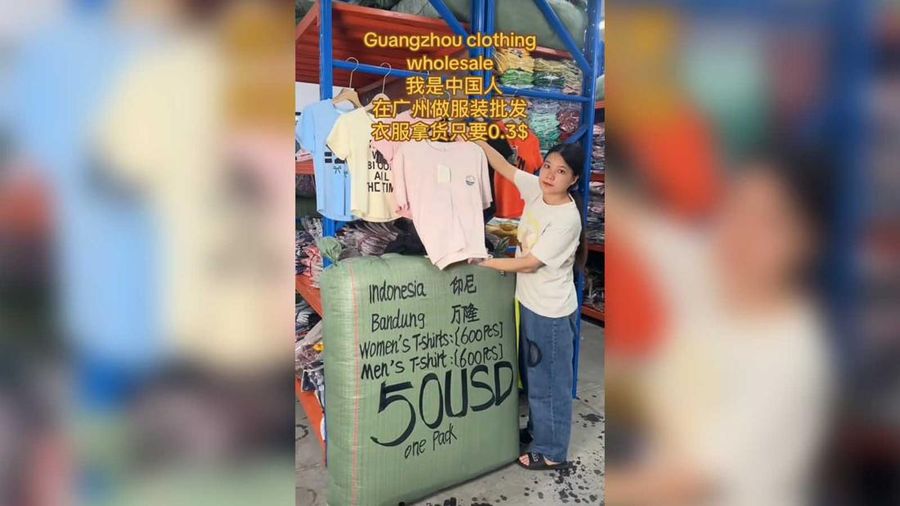 Seorang penjual baju dari China memamerkan ribuan pieces paket baju murah siap kirim ke Indonesia yang ditayangkan melalui sosial media Tiktok. (Tangkapan Layar Tiktok/yinnijofq1n)