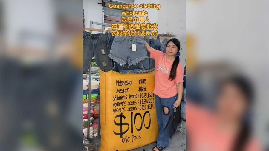 Seorang penjual baju dari China memamerkan ribuan pieces paket baju murah siap kirim ke Indonesia yang ditayangkan melalui sosial media Tiktok. (Tangkapan Layar Tiktok/yinnijofq1n)