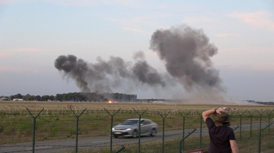 Asap mengepul setelah jet tempur F-16 Angkatan Udara Polandia jatuh saat latihan untuk Pertunjukan Udara tahunan Radom, menewaskan pilotnya, di Radom, Polandia, 28 Agustus 2025, dalam gambar diam yang diperoleh dari video media sosial. (EPRA SKYLINE/Damian Banasik via REUTERS)