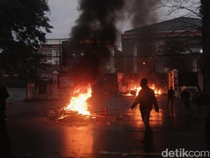 Video: Tangis Satpam Gedung Sate Motornya Dibakar Massa