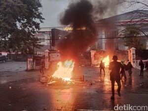 Motor Seharga Rp 39 Juta Dibakar Pendemo di Depan DPRD Jabar