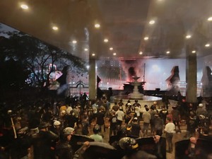Demo di Polda Metro Memanas, Batu hingga Molotov Berterbangan