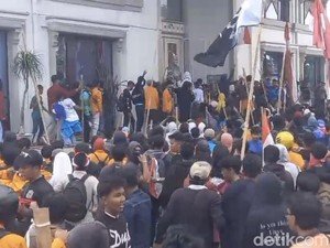 Demo di Kantor DPRD Jambi Ricuh, Satu Mobil Dinas Terbakar