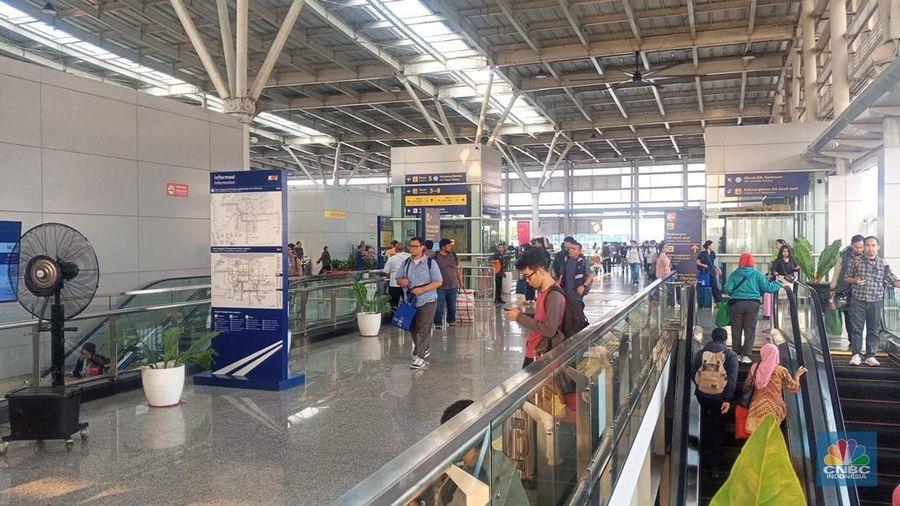 Situasi terkini di Stasiun Jatinegara, Jakarta Timur, Jumat (29/8/2025). (CNBC Indonesia/Robertus Andrianto)