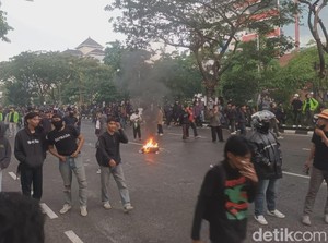 Demo Bela Affan di Depan Polda Jateng, Jalan Pahlawan Semarang Lumpuh