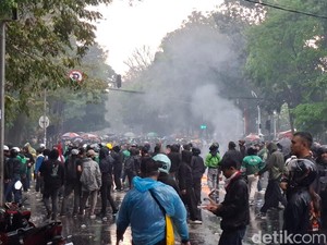 Demo di Depan Kantor DPRD Jabar Ricuh!