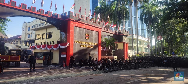 Suasana terkini di depan kantor Brimob kwitang. (Srealm Indonesia/Maesaroh)