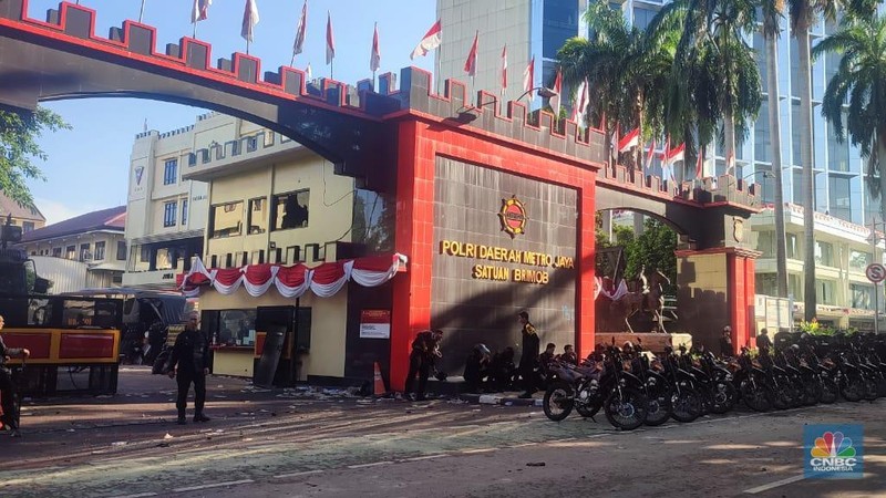 Suasana terkini di depan kantor Brimob kwitang. (CNBC Indonesia/Maesaroh)