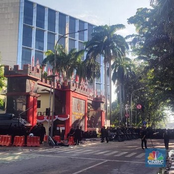 Kondisi Terkini Mako Brimob Kwitang, Massa Masih Bertahan