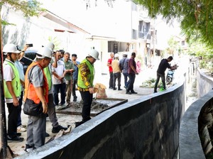 Tuntas Tangani Banjir, Pilar Saga Tinjau Proyek di Perumahan Arya Graha
