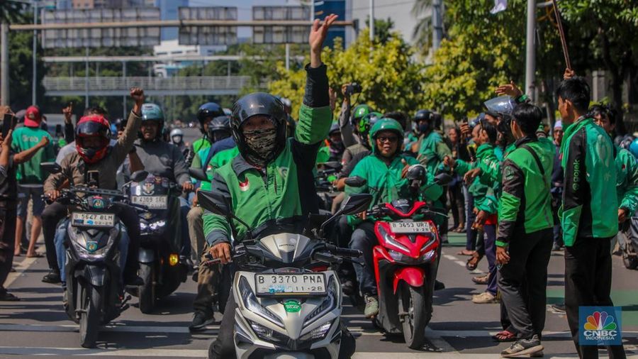 Suasana pemakaman driver ojek online Affan Kuurniawan yang meninggal dunia di TPU Karet Bivak, Jakarta, Jumat (29/8/2025). (CNBC Indonesia/Faisal Rahman)