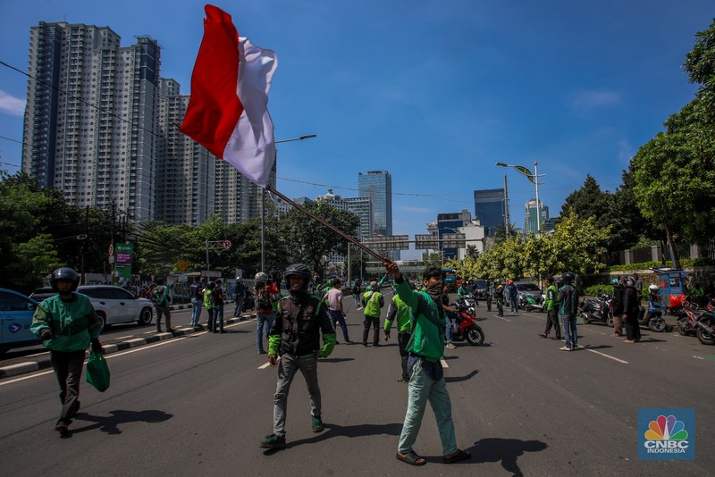Iring-iringan Ribuan Driver Ojol mengantar jenazah Affan Kurniawan yang meninggal karena dilindas kendaraan taktis (rantis) Barracuda Brimob di sepanjang jalan Sudirman-Thamrin, Jakarta Jumat, 29/8. (Ist) Iring-iringan Ribuan Driver Ojol mengantar jenazah Affan Kurniawan yang meninggal karena dilindas kendaraan taktis (rantis) Barracuda Brimob di sepanjang jalan Sudirman-Thamrin, Jakarta Jumat, 29/8. (Ist)