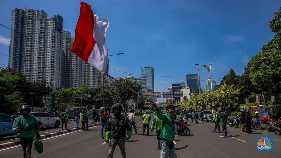 Suasana pemakaman driver ojek online Affan Kuurniawan yang meninggal dunia di TPU Karet Bivak, Jakarta, Jumat (29/8/2025). (CNBC Indonesia/Faisal Rahman)