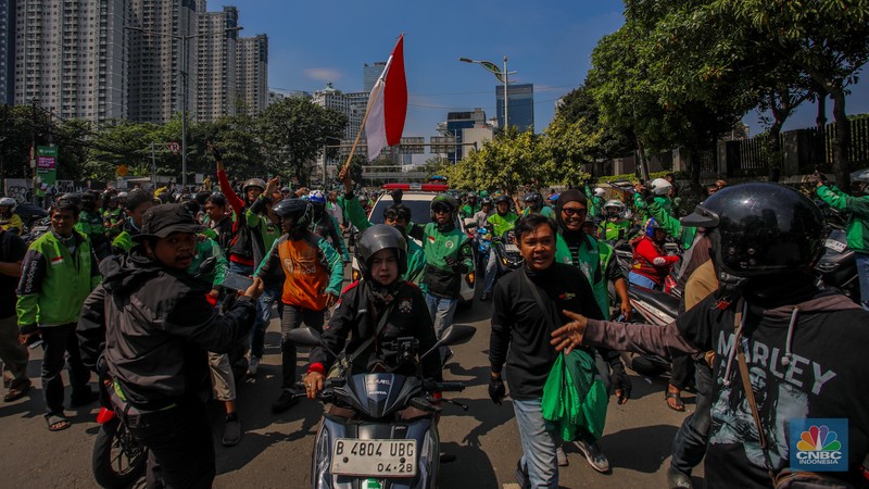 Iring-iringan Ribuan Driver Ojol mengantar jenazah Affan Kurniawan yang meninggal karena dilindas kendaraan taktis (rantis) Barracuda Brimob di sepanjang jalan Sudirman-Thamrin, Jakarta Jumat, 29/8. (Ist) Iring-iringan Ribuan Driver Ojol mengantar jenazah Affan Kurniawan yang meninggal karena dilindas kendaraan taktis (rantis) Barracuda Brimob di sepanjang jalan Sudirman-Thamrin, Jakarta Jumat, 29/8. (Ist)