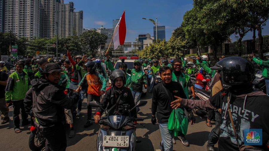 Iring-iringan Ribuan Driver Ojol mengantar jenazah Affan Kurniawan yang meninggal karena dilindas kendaraan taktis (rantis) Barracuda Brimob di sepanjang jalan Sudirman-Thamrin, Jakarta Jumat, 29/8. (Ist) Iring-iringan Ribuan Driver Ojol mengantar jenazah Affan Kurniawan yang meninggal karena dilindas kendaraan taktis (rantis) Barracuda Brimob di sepanjang jalan Sudirman-Thamrin, Jakarta Jumat, 29/8. (Ist)