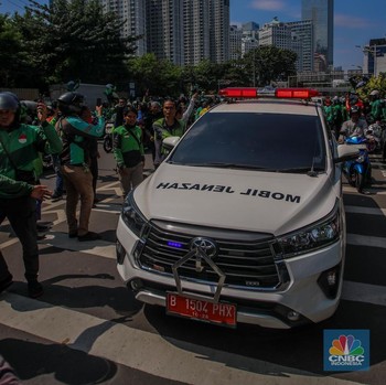 Menyemut, Ribuan Ojol Iring-iringan Antar Jenazah Affan Kurniawan