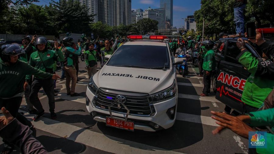 Iring-iringan Ribuan Driver Ojol mengantar jenazah Affan Kurniawan yang meninggal karena dilindas kendaraan taktis (rantis) Barracuda Brimob di sepanjang jalan Sudirman-Thamrin, Jakarta Jumat, 29/8. (Ist)