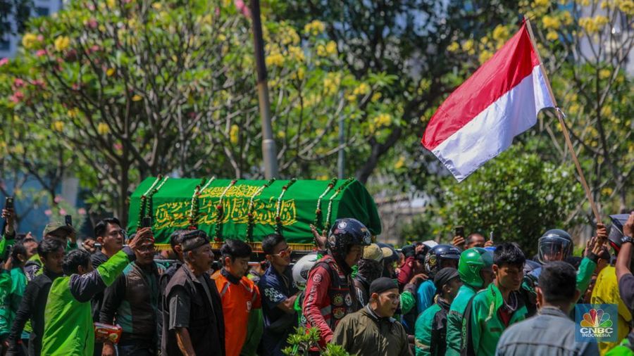 Suasana pemakaman driver ojek online Affan Kuurniawan yang meninggal dunia di TPU Karet Bivak, Jakarta, Jumat (29/8/2025). (CNBC Indonesia/Faisal Rahman) Suasana pemakaman driver ojek online Affan Kuurniawan yang meninggal dunia di TPU Karet Bivak, Jakarta, Jumat (29/8/2025). (CNBC Indonesia/Faisal Rahman)