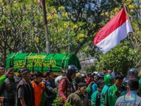 Artis Ramai-Ramai Posting Latar Hitam Usai Ojol Tewas Dilindas Brimob