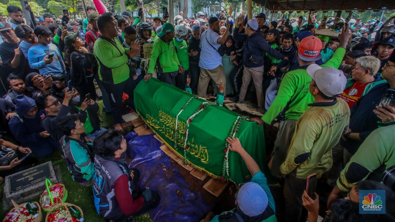 Iring-iringan Ribuan Driver Ojol mengantar jenazah Affan Kurniawan yang meninggal karena dilindas kendaraan taktis (rantis) Barracuda Brimob di sepanjang jalan Sudirman-Thamrin, Jakarta Jumat, 29/8. (Ist) Iring-iringan Ribuan Driver Ojol mengantar jenazah Affan Kurniawan yang meninggal karena dilindas kendaraan taktis (rantis) Barracuda Brimob di sepanjang jalan Sudirman-Thamrin, Jakarta Jumat, 29/8. (Ist)