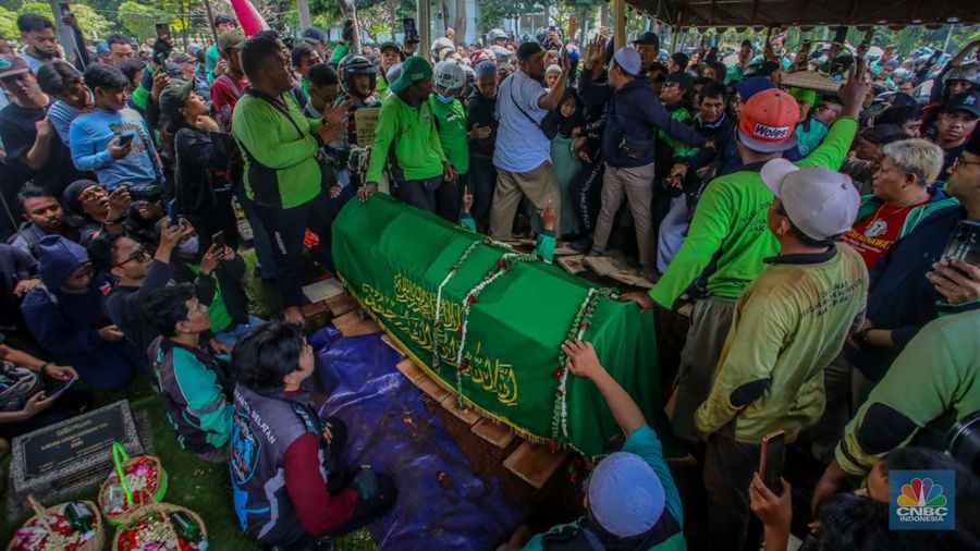 uasana pemakaman driver ojek online Affan Kuurniawan yang meninggal dunia di TPU Karet Bivak, Jakarta, Jumat (29/8/2025). (CNBC Indonesia/Faisal Rahman)