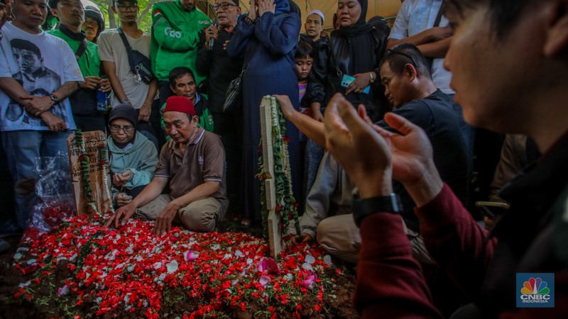 Suasana pemakaman driver ojek online Affan Kuurniawan yang meninggal dunia di TPU Karet Bivak, Jakarta, Jumat (29/8/2025). (CNBC Indonesia/Faisal Rahman) Suasana pemakaman driver ojek online Affan Kuurniawan yang meninggal dunia di TPU Karet Bivak, Jakarta, Jumat (29/8/2025). (CNBC Indonesia/Faisal Rahman)