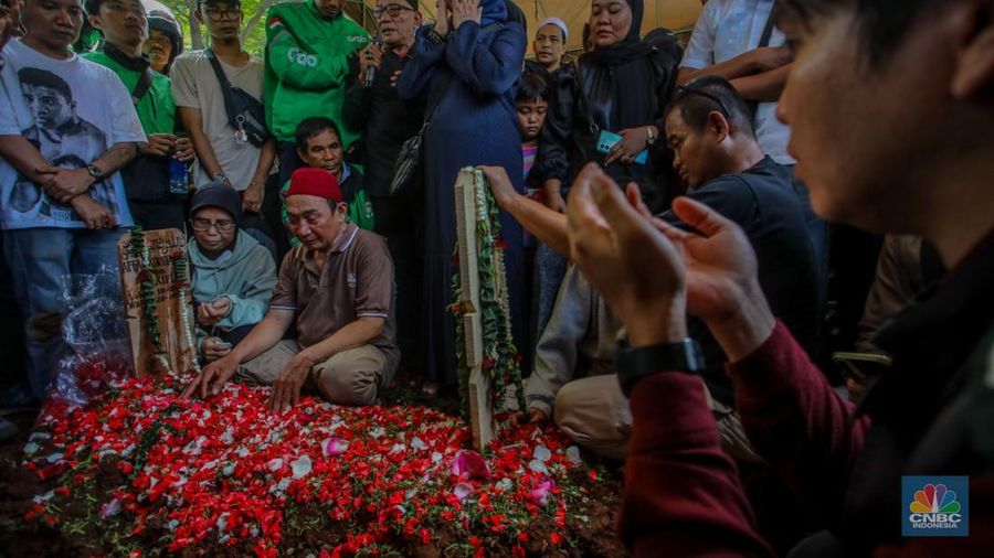 Suasana pemakaman driver ojek online Affan Kuurniawan yang meninggal dunia di TPU Karet Bivak, Jakarta, Jumat (29/8/2025). (CNBC Indonesia/Faisal Rahman) Suasana pemakaman driver ojek online Affan Kuurniawan yang meninggal dunia di TPU Karet Bivak, Jakarta, Jumat (29/8/2025). (CNBC Indonesia/Faisal Rahman)