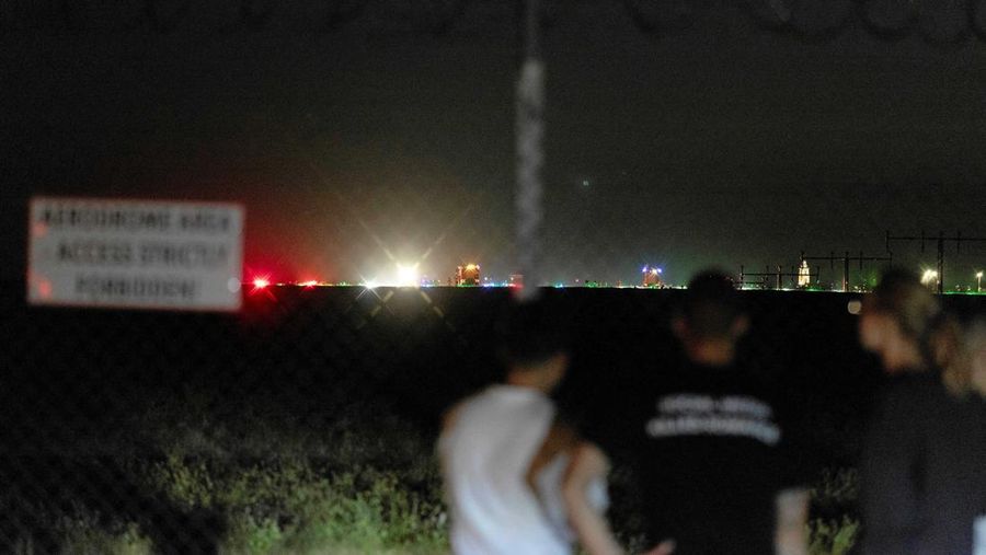 Warga berdiri di dekat lokasi jatuhnya jet tempur F-16 Angkatan Udara Polandia saat latihan pertunjukan udara di Radom, Polandia, 28 Agustus 2025. (Agencja Wyborcza.pl/Marcin Kucewicz via REUTERS)