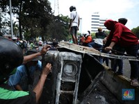 Potret Massa Preteli Mobil yang Hangus Terbakar di Mako Brimob Kwitang