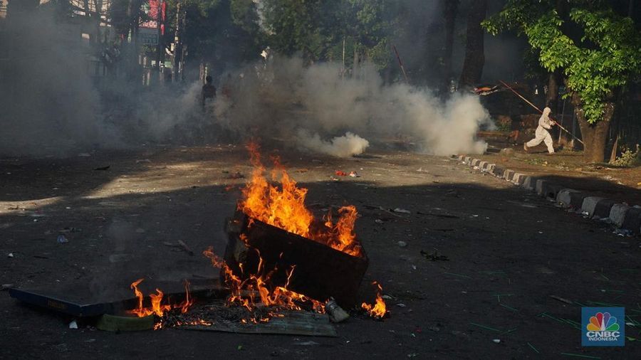 Aksi massa di kawasan Kwitang masih berlangsung hingga pagi ini. Akses jalan dari Tugu Tani ke Mako Brimob Kwitang ditutup. (CNBC Indonesia/Muhamad Sabki)