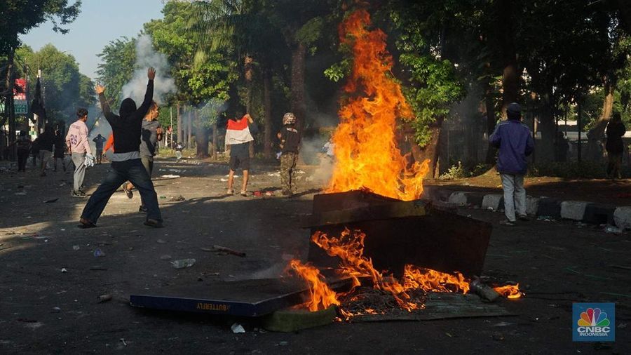 Aksi massa di kawasan Kwitang masih berlangsung hingga pagi ini. Akses jalan dari Tugu Tani ke Mako Brimob Kwitang ditutup. (CNBC Indonesia/Muhamad Sabki)