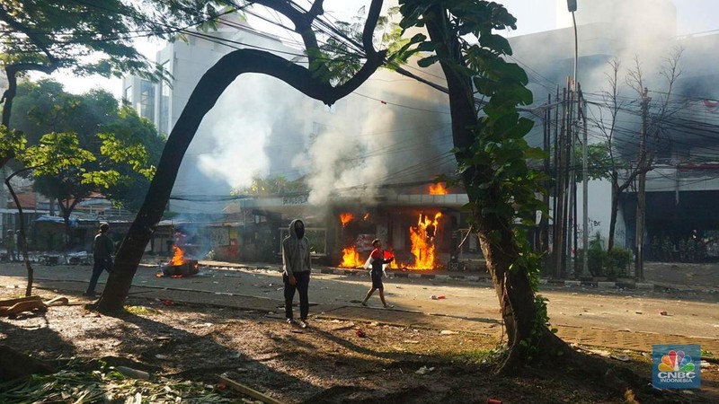Aksi massa di kawasan Kwitang masih berlangsung hingga pagi ini. Akses jalan dari Tugu Tani ke Mako Brimob Kwitang ditutup. (CNBC Indonesia/Muhamad Sabki)