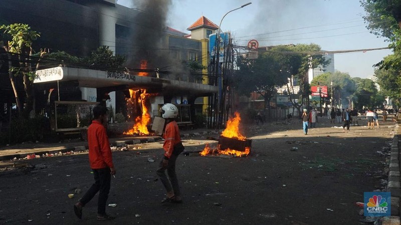 Aksi massa di kawasan Kwitang masih berlangsung hingga pagi ini. Akses jalan dari Tugu Tani ke Mako Brimob Kwitang ditutup. (CNBC Indonesia/Muhamad Sabki)