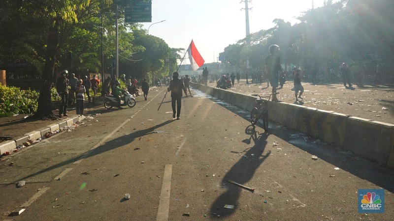 Aksi massa di kawasan Kwitang masih berlangsung hingga pagi ini. Akses jalan dari Tugu Tani ke Mako Brimob Kwitang ditutup. (CNBC Indonesia/Muhamad Sabki)
