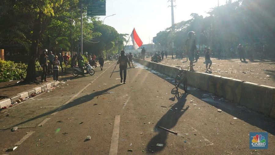 Aksi massa di kawasan Kwitang masih berlangsung hingga pagi ini. Akses jalan dari Tugu Tani ke Mako Brimob Kwitang ditutup. (CNBC Indonesia/Muhamad Sabki)