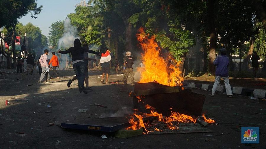 Aksi massa di kawasan Kwitang masih berlangsung hingga pagi ini. Akses jalan dari Tugu Tani ke Mako Brimob Kwitang ditutup. (CNBC Indonesia/Muhamad Sabki)