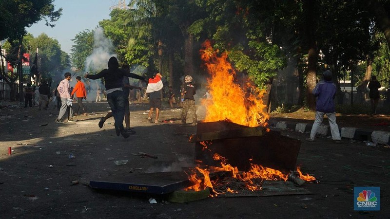 Aksi massa di kawasan Kwitang masih berlangsung hingga pagi ini. Akses jalan dari Tugu Tani ke Mako Brimob Kwitang ditutup. (CNBC Indonesia/Muhamad Sabki)