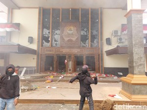 Ricuh! Pedemo Rusak dan Jarah Barang di Gedung DPRD Cirebon