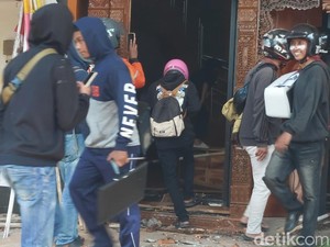 Demo Ricuh di Cirebon: Gedung DPRD Dibakar & Dijarah Massa