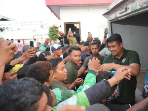 Bobby Nasution Bagikan Ratusan Paket Sembako ke Driver Ojol di Medan