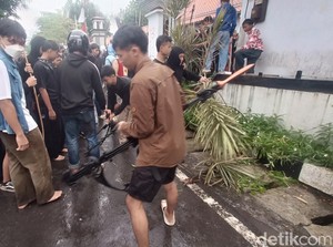 Massa Demo di Banyumas Jarah Pagar Kantor Bupati