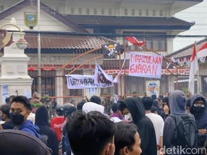 Massa di DPRD Kebumen Robohkan Pagar-Lempar Batu, Polisi Tembakkan Gas Air Mata