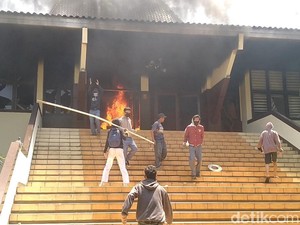 Demo Kota Pekalongan Ricuh! Massa Bakar Gedung DPRD-Rusak Kantor Setda