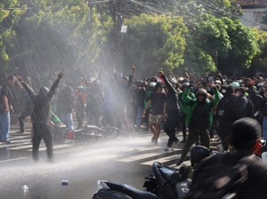 Kericuhan Pecah, Pintu Masuk Sisi Barat Polda Bali Dijebol Pendemo