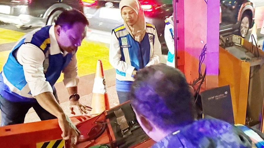 Direktur Utama Jasa Marga Rivan Achmad Purwantono mengecek salah satu gerbang tol. (Dok Jasa Marga)
