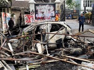 Ketakutan Senyap Warga Jalan Gempol Saat Molotov Berterbangan