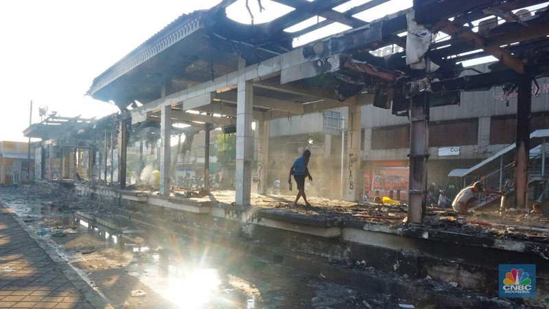 Halte Bus Senen yang hangus Terbakar. (CNBC Indonesia/Muhamad Sabki) Halte Bus Senen yang hangus Terbakar. (CNBC Indonesia/Muhamad Sabki)