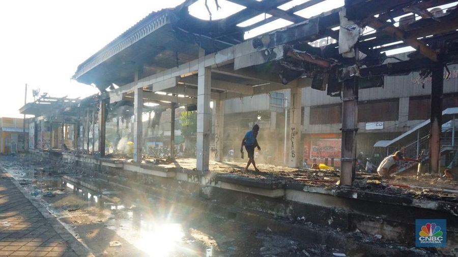 Halte Bus Senen yang hangus Terbakar. (CNBC Indonesia/Muhamad Sabki)