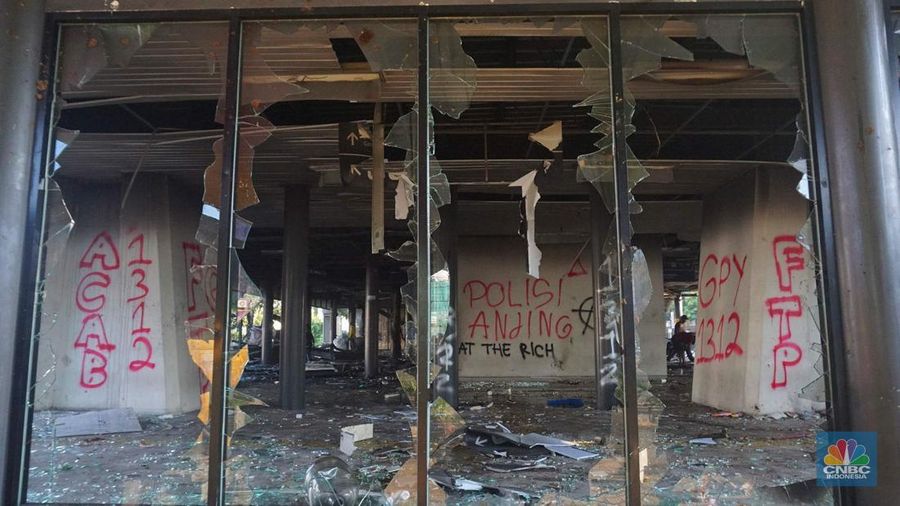 Halte Bus Senen yang hangus Terbakar. (CNBC Indonesia/Muhamad Sabki)